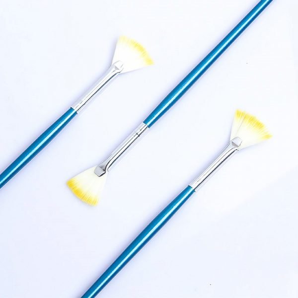 detail of Fan-shaped Foundation Brush Glitter Powder Brush With Wooden Handle-4